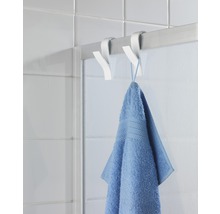 Zwei Türhaken mit Handtuch an einer Duschkabine