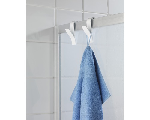 Zwei Türhaken mit Handtuch an einer Duschkabine