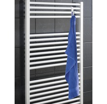 Heizkörper mit Handtuch und Handtuchhalter im Badezimmer