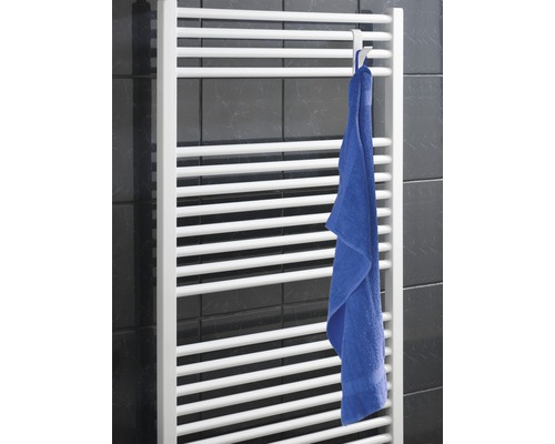 Heizkörper mit Handtuch und Handtuchhalter im Badezimmer
