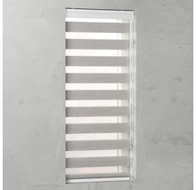 Fensterrollo mit Streifenmuster zur Lichtsteuerung und zum Schutz der Privatsphäre.