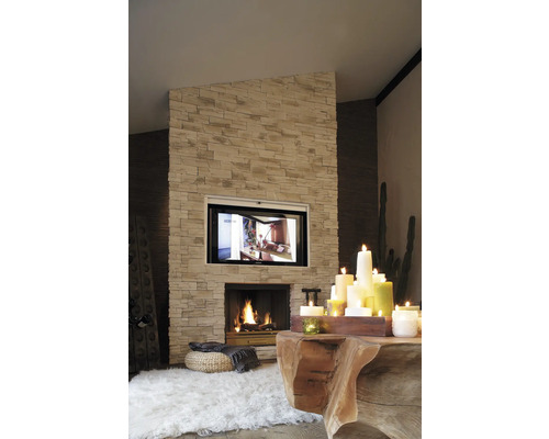 Wohnzimmer mit Kamin, Fernseher und dekorativen Kerzen auf einem Holztisch