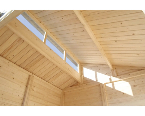 Innenansicht eines Holzgartenhauses mit Dachfenstern
