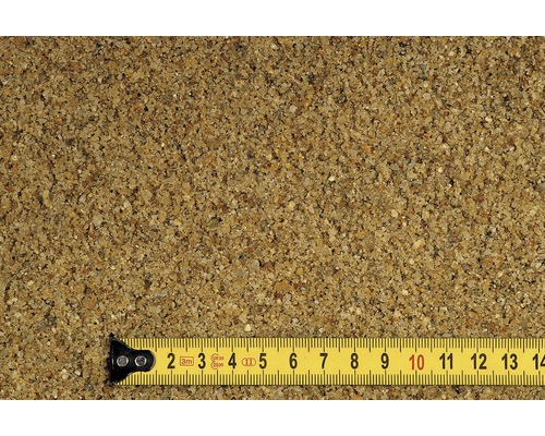 Nahaufnahme von Spielsand mit einem gelben Messband zur Größenanzeige.