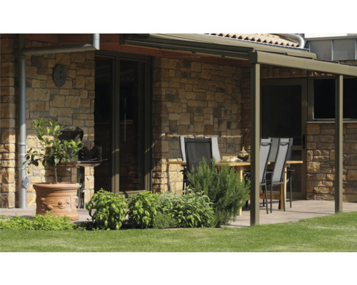 Terrasse mit Gartenmöbeln, Grill und Steinmauer