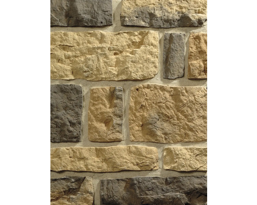 Beton Verblendstein Klimex Ardennes 16,0x36,5 cm braun nuanciert Nahaufnahme einer Wandverkleidung mit Steinen in verschiedenen Größen und Formen