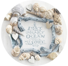 Dekoration mit Muscheln, Treibholz und Herzen um einen Spruch zum Thema Meer