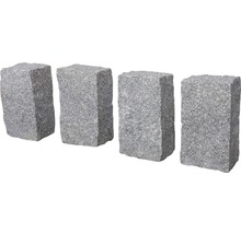 Vier graue Granitpflastersteine