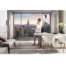 Heller Wohnraum mit Essbereich, Sessel, Stehlampe und Blick auf New York