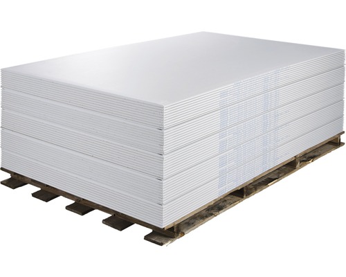Stapel Gipskartonplatten auf einer Holzpalette