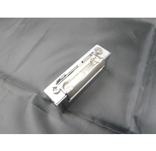 Türöffner aus Metall mit Schrauben