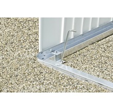 Detailaufnahme von Metallfundamenten für ein Gartenhaus