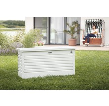 Aufnahme einer Gartenbox im Außenbereich auf Rasen