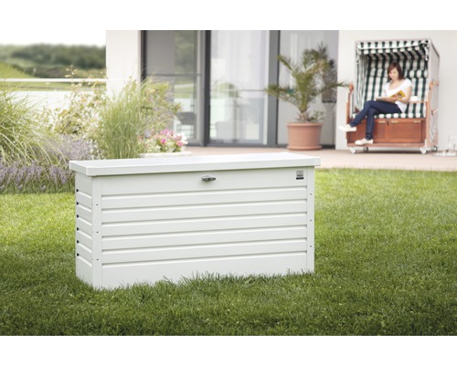 Aufnahme einer Gartenbox im Außenbereich auf Rasen