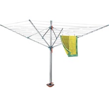 Drehflügelwäscheständer mit aufgehängtem Handtuch