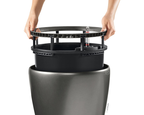 Aufnahme eines Pflanzkübels mit Bewässerungssystem