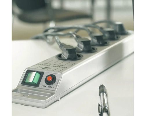 Steckdosenleiste mit mehreren eingesteckten Stromkabeln