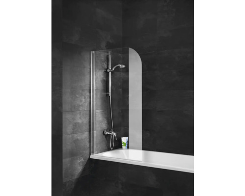 Badewanne mit Duschabtrennung und Duscharmatur vor dunklem Hintergrund