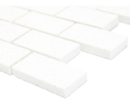 Rechteckige Mosaikfliesen aus Keramik im Detail