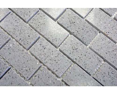 Graue Mosaikfliesen im rechteckigen Format
