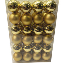 Packung goldfarbener Weihnachtskugeln aus Kunststoff