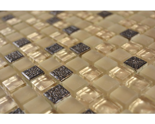 Nahaufnahme von Mosaikfliesen mit quadratischen Glas- und Dekorelementen