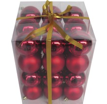 Set aus roten Weihnachtskugeln in transparenter Verpackung mit Schleife