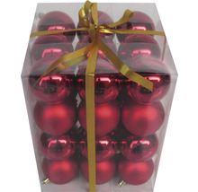Verpackung mit roten Weihnachtskugeln und Schleife