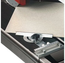 Detailansicht einer Fliesen-Schneidemaschine mit Fliese und Winkeleinstellung