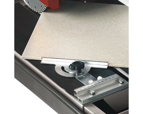 Detailansicht einer Fliesen-Schneidemaschine mit Fliese und Winkeleinstellung