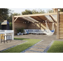 Outdoor-Szene mit Grillplatz, Pavillon, Lounge-Bereich und Terrassenplatten