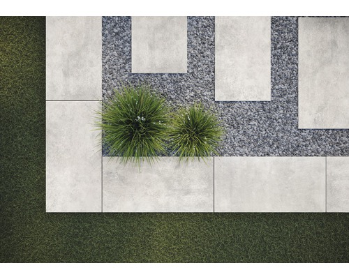 Garten mit Steinplatten, Kies und Gras