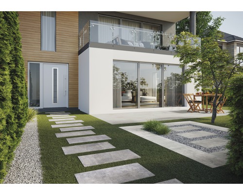 Hausfassade mit Haustür, Terrasse mit Sitzgruppe und Gehwegplatten im Garten