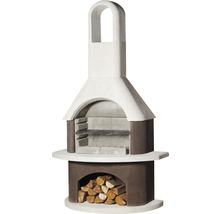 Gemauerter Grillkamin mit Holzscheiten