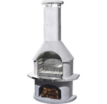 Grillkamin aus Stein mit Holzscheiten