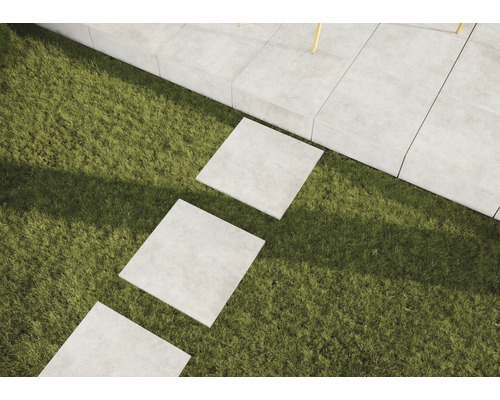 Gartenweg mit quadratischen Gehwegplatten im Rasen