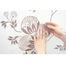 Anbringen einer floralen Wanddekoration