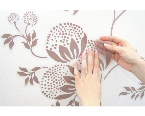 Anbringen einer floralen Wanddekoration