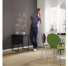 Wohnzimmer mit Laminatboden, Esstisch und Mann am Telefon