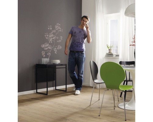 Wohnzimmer mit Laminatboden, Esstisch und Mann am Telefon