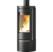Kaminofen mit Glasfenster und Feuer