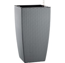Hoher, grauer Pflanzkübel mit Bewässerungssystem im Rattan-Design.