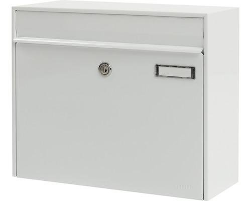 Weißer Stahlbriefkasten mit Schloss und Namensschild