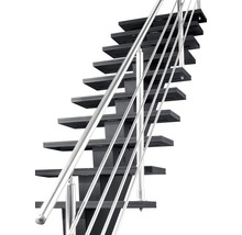 Treppe mit Metallgeländer und Stufen