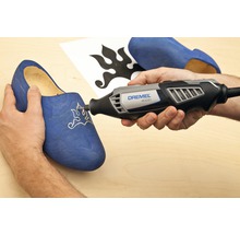 Dremel 4000 Multifunktionswerkzeug zum Gravieren eines Holzschuhs