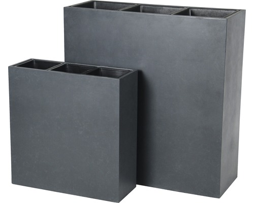 Zwei graue Pflanzkästen unterschiedlicher Größe