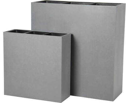 Zwei graue, rechteckige Pflanzgefäße aus Kunststoff unterschiedlicher Größe