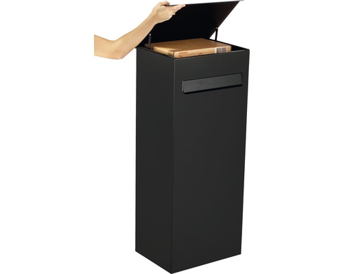 Freistehender Paketbriefkasten mit geöffnetem Deckel und Paket