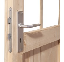 Detailansicht eines Gartentors aus Holz mit silberfarbenem Türgriff und Schloss