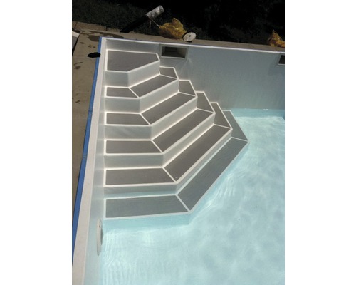 Schwimmbecken mit Treppe zum Ein- und Ausstieg